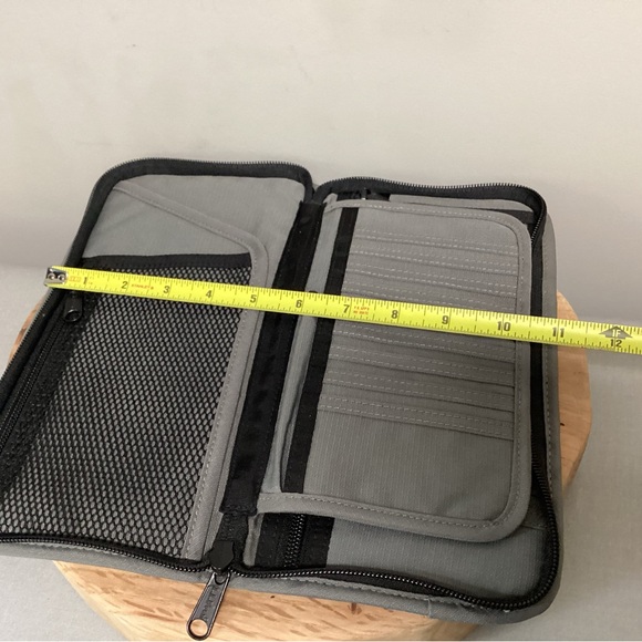 ⚫️ L L Bean Documents / Passport / Travel Organizer - Unisex - Excellent - Picture 9 of 12